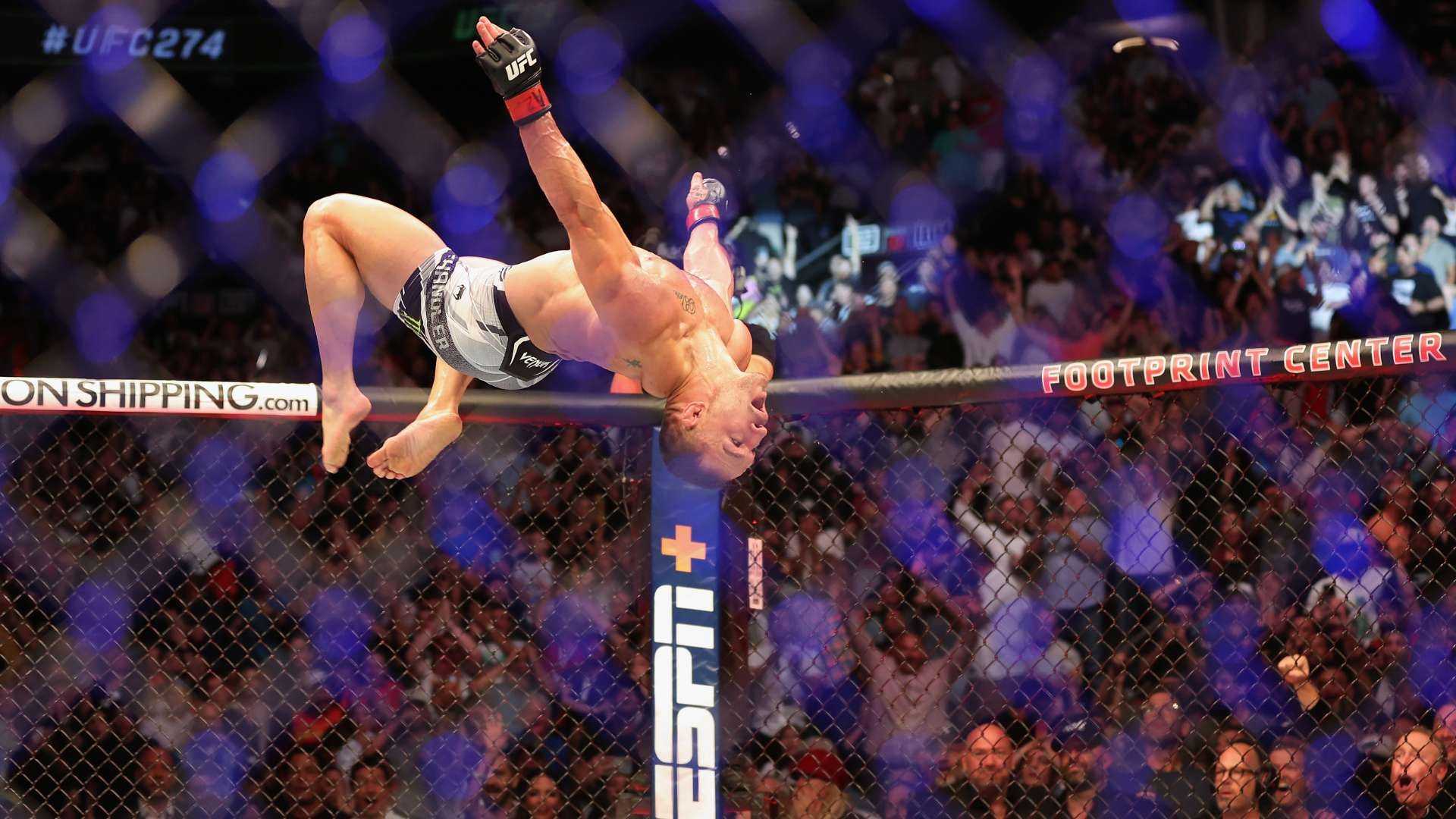 俄羅斯主帥切爾切索夫飲可樂 幹了半瓶.